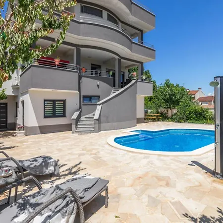 Проживание в семье Istrian Azure